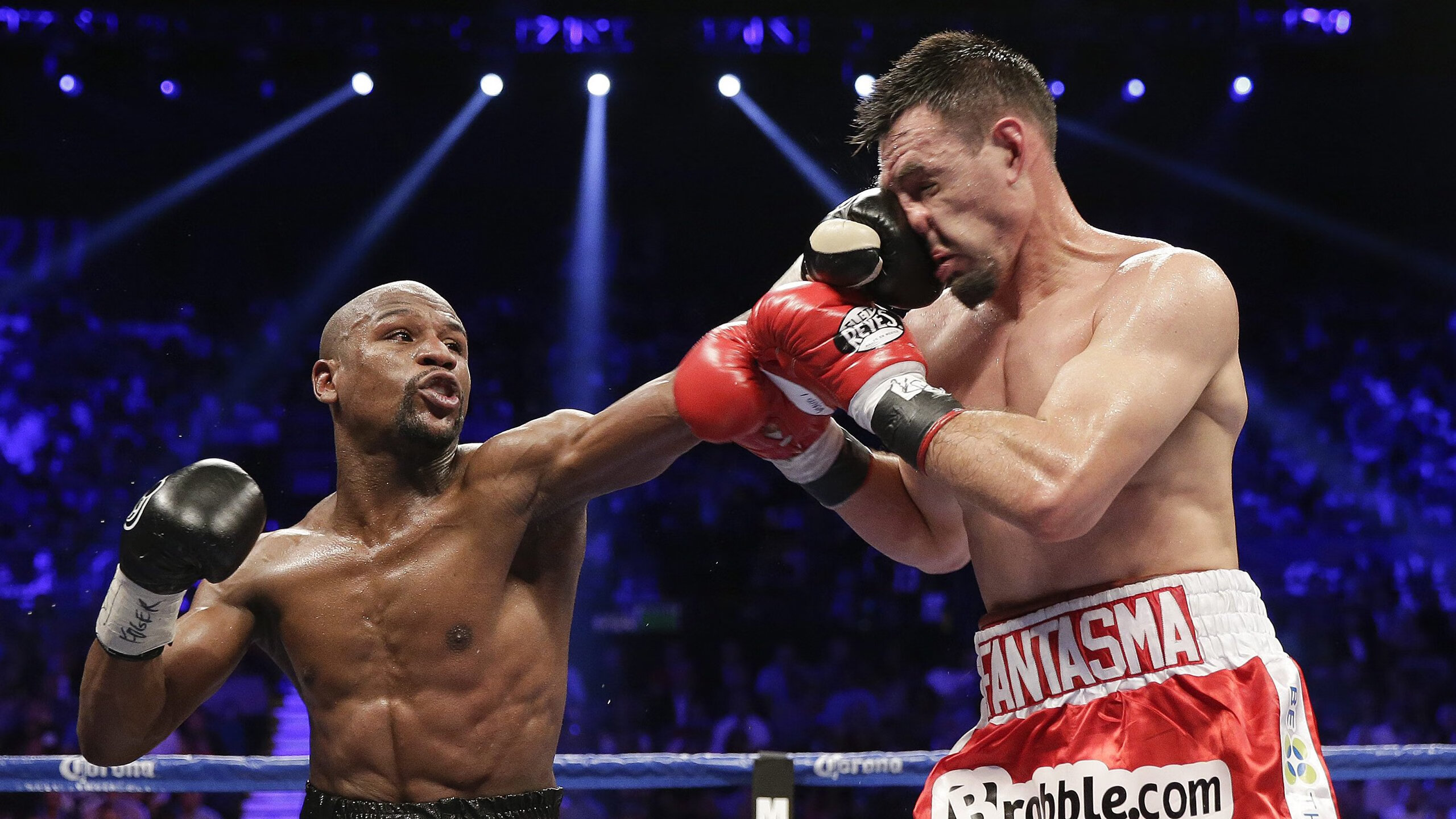 空手道型比赛 选手动作干脆利落赢得高分